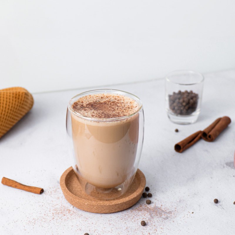 Kaffee mit gemahlenem Pfeffer Kaffee mit gemahlenem Pfeffer